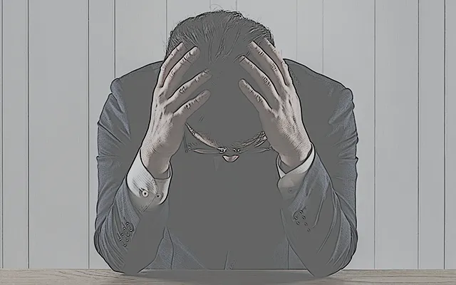 頭を抱えている男性