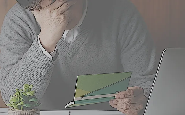 頭を抱えている男性