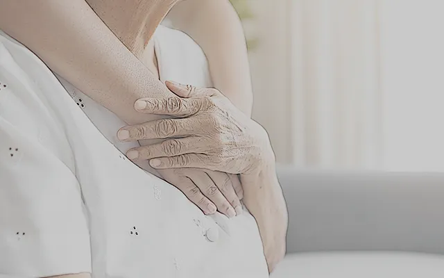 後ろから腕を回している人