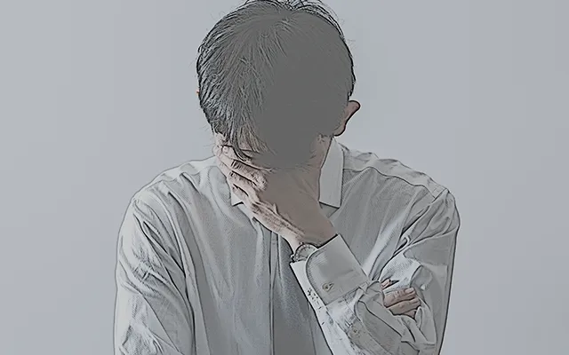 頭を抱えている男性