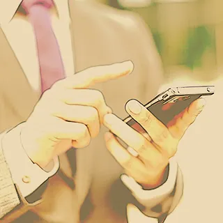 携帯を触っている写真